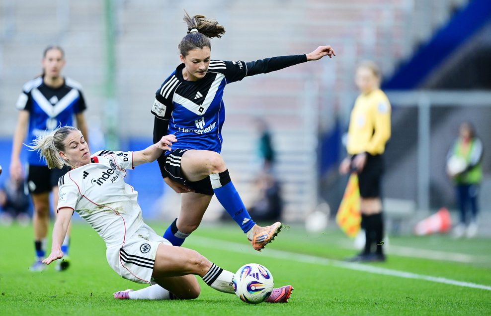 Lotta Wrede lässt sich von der Frankfurterin Nadine Riesen nicht stoppen.
