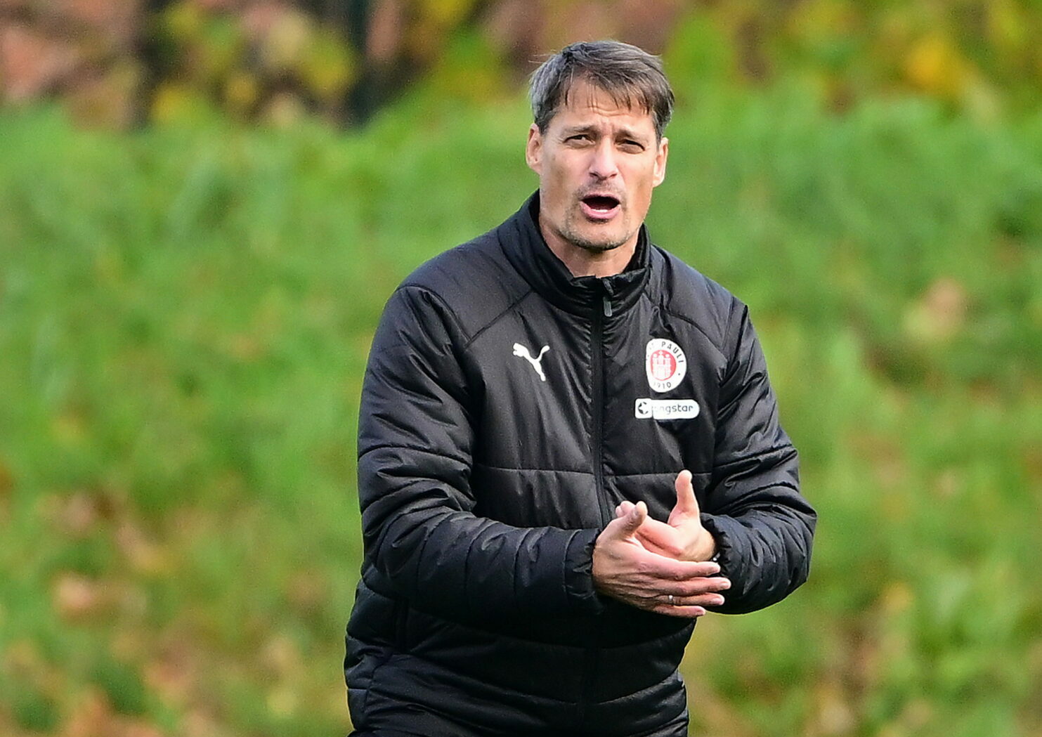 Lautstark: St.-Pauli-Trainer Alexander Blessin gibt beim Training Anweisungen.