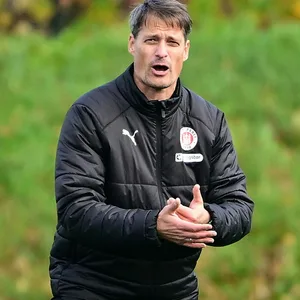 Lautstark: St.-Pauli-Trainer Alexander Blessin gibt beim Training Anweisungen.