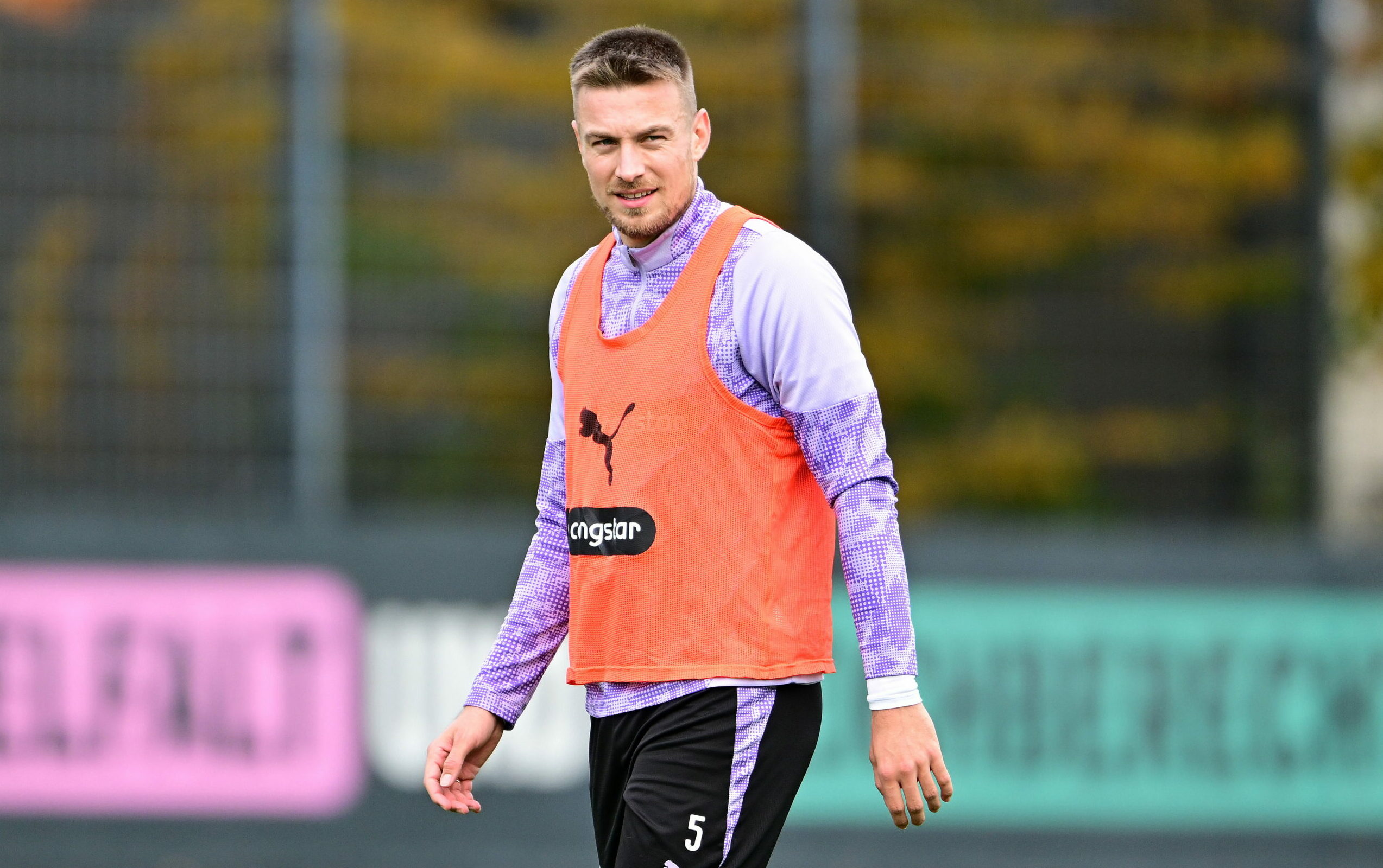 St. Paulis Abwehrspieler Hauke Wahl schaut ernst