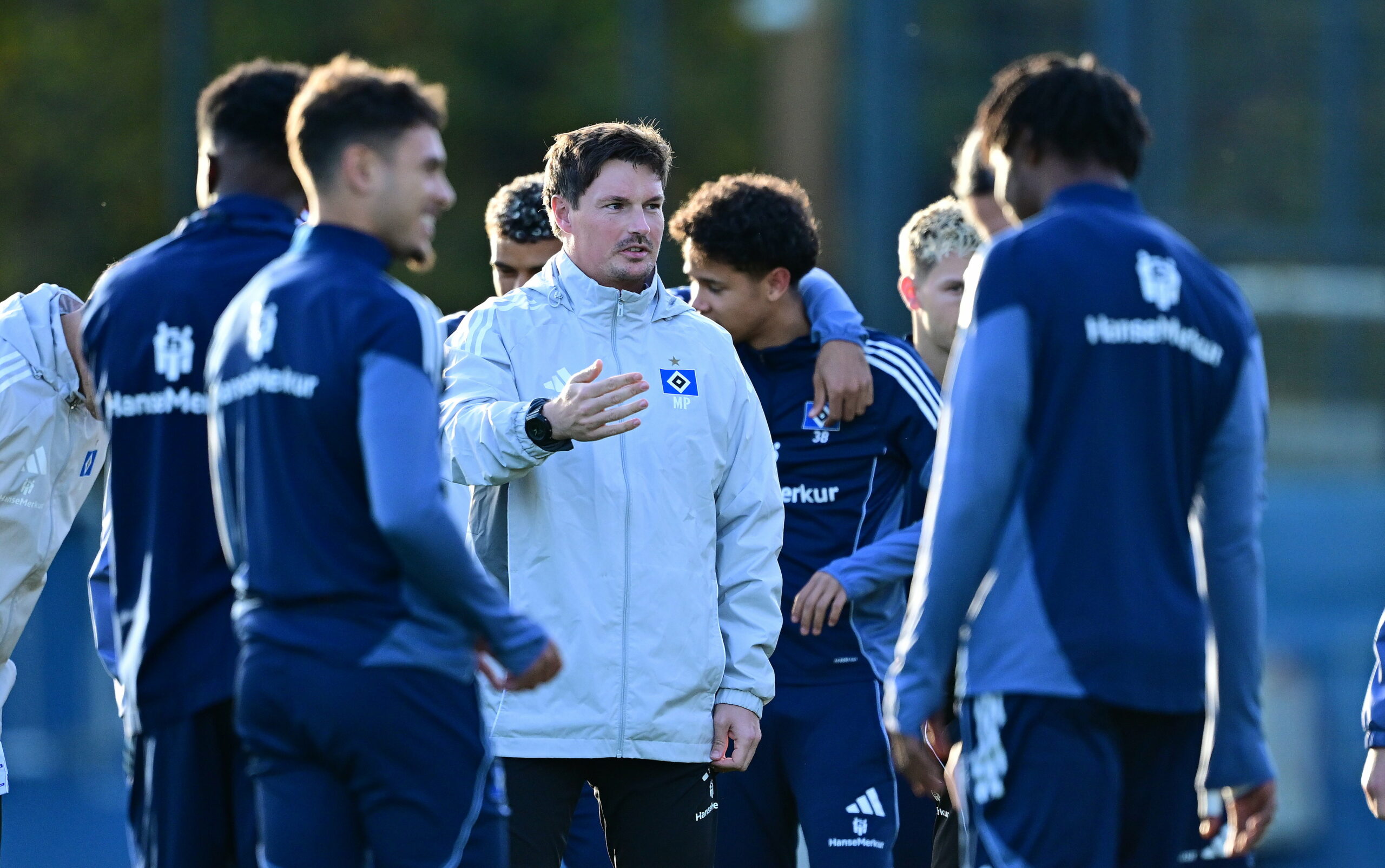 HSV-Trainer Merlin Polzin spricht auf den Trainingsplatz mit seinen Spielern.