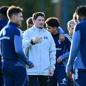 HSV-Trainer Merlin Polzin spricht auf den Trainingsplatz mit seinen Spielern.