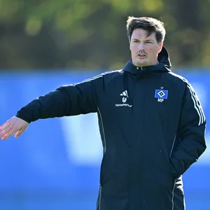 Merlin Polzin gibt im Training Anweisungen.