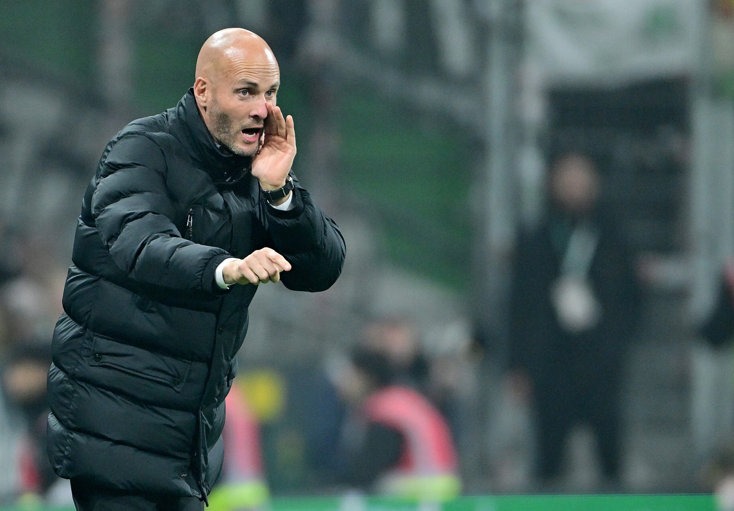 Wolfsburgs Trainer Paul Simonis gibt im Spiel bei Werder Bremen Anweisungen