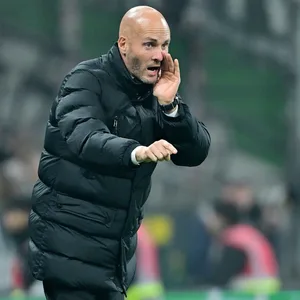 Wolfsburgs Trainer Paul Simonis gibt im Spiel bei Werder Bremen Anweisungen
