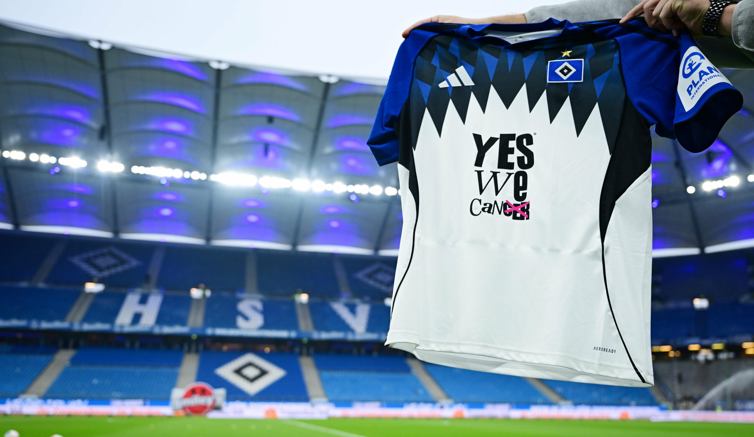 Das HSV-Sondertrikot „yeswecan!cer“ aus dem Dortmund-Spiel wird aktuell versteigert.