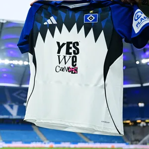 Das HSV-Sondertrikot „yeswecan!cer“ aus dem Dortmund-Spiel wird aktuell versteigert.