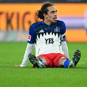 Yussuf Poulsen sitzt auf dem Spielfeld im Volksparkstadions