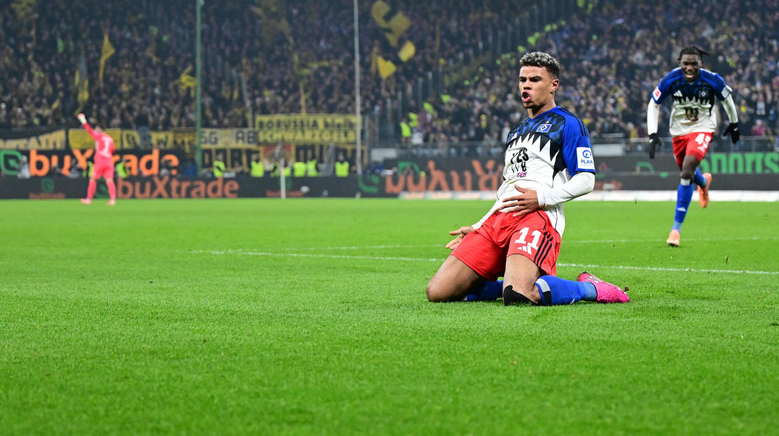 Ransford Königsdörffer rutscht auf seinen Knien über den Rasen und jubelt.