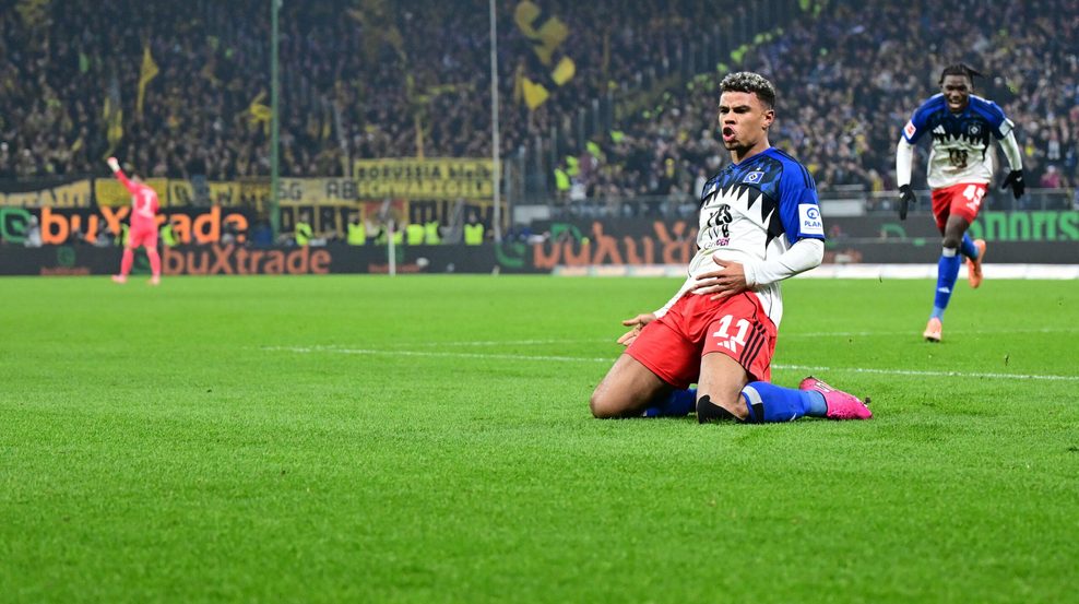 Ransford Königsdörffer rutscht auf seinen Knien über den Rasen und jubelt.