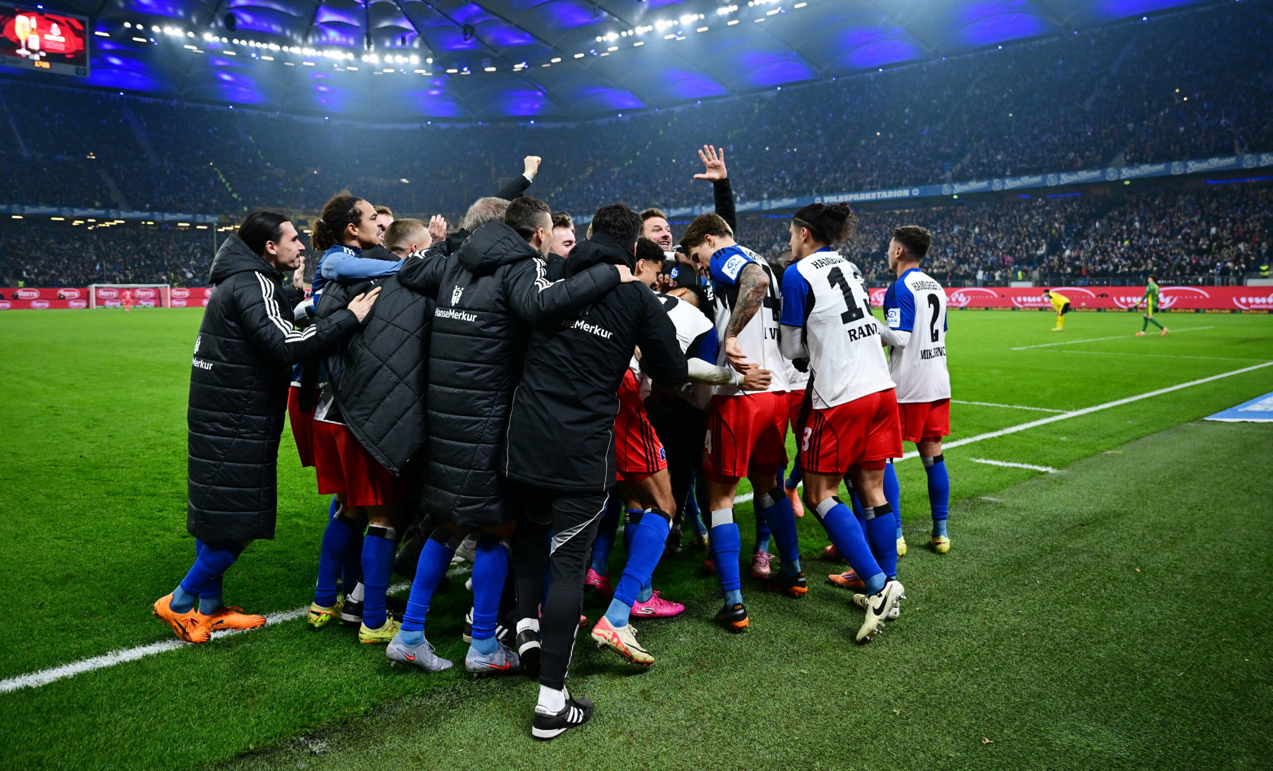 Die HSV-Profis feiern ausgelassen den Ausgleich gegen Dortmund.