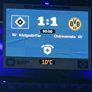 Die Stadionleinwand im Volkspark zeigt den Spielstand und die Spielzeit im Spiel gegen den BVB an