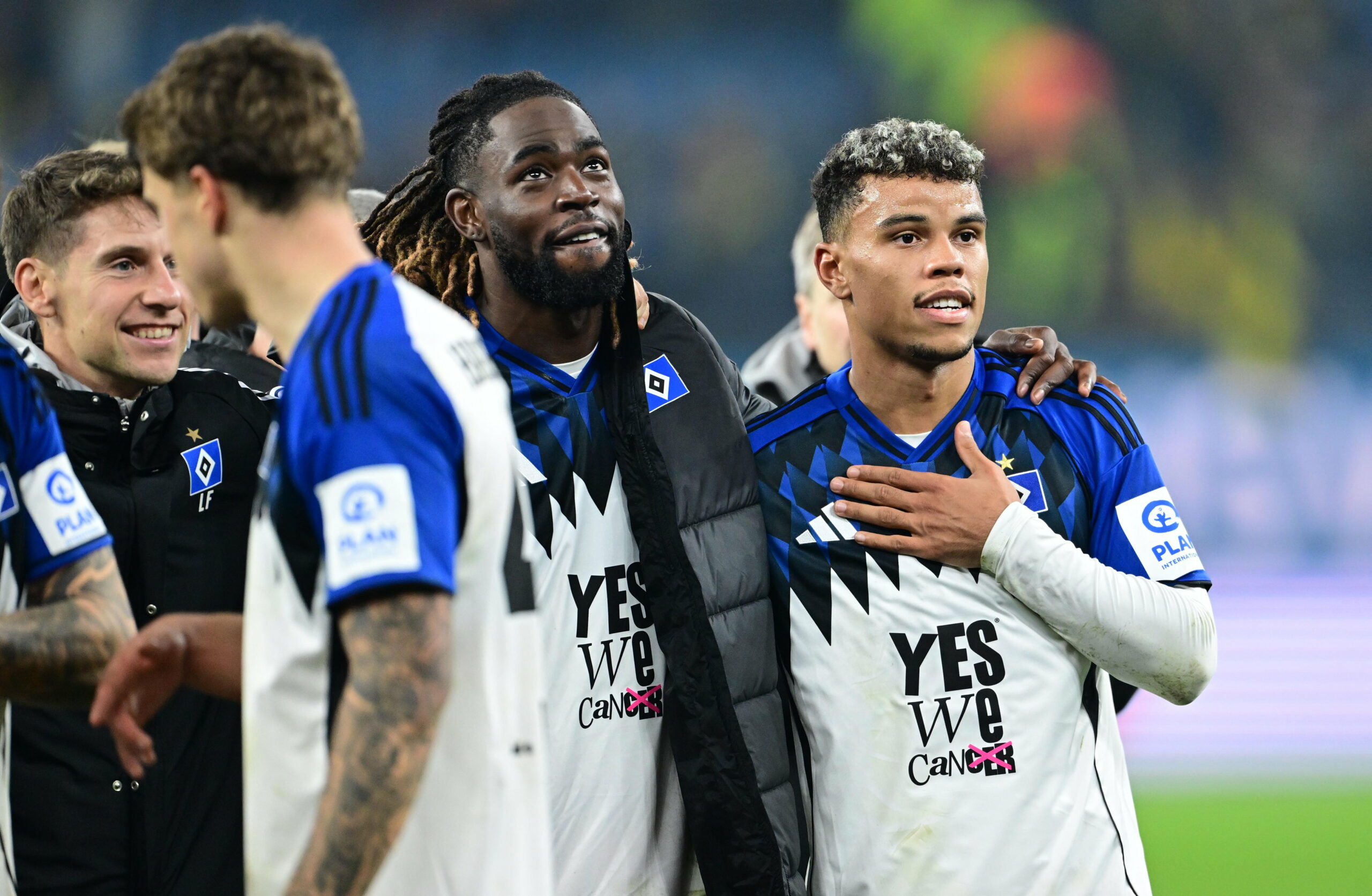 Jordan Torunarigha umarmt HSV-Stürmer Ransford Königsdörffer