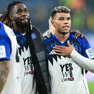 Jordan Torunarigha umarmt HSV-Stürmer Ransford Königsdörffer