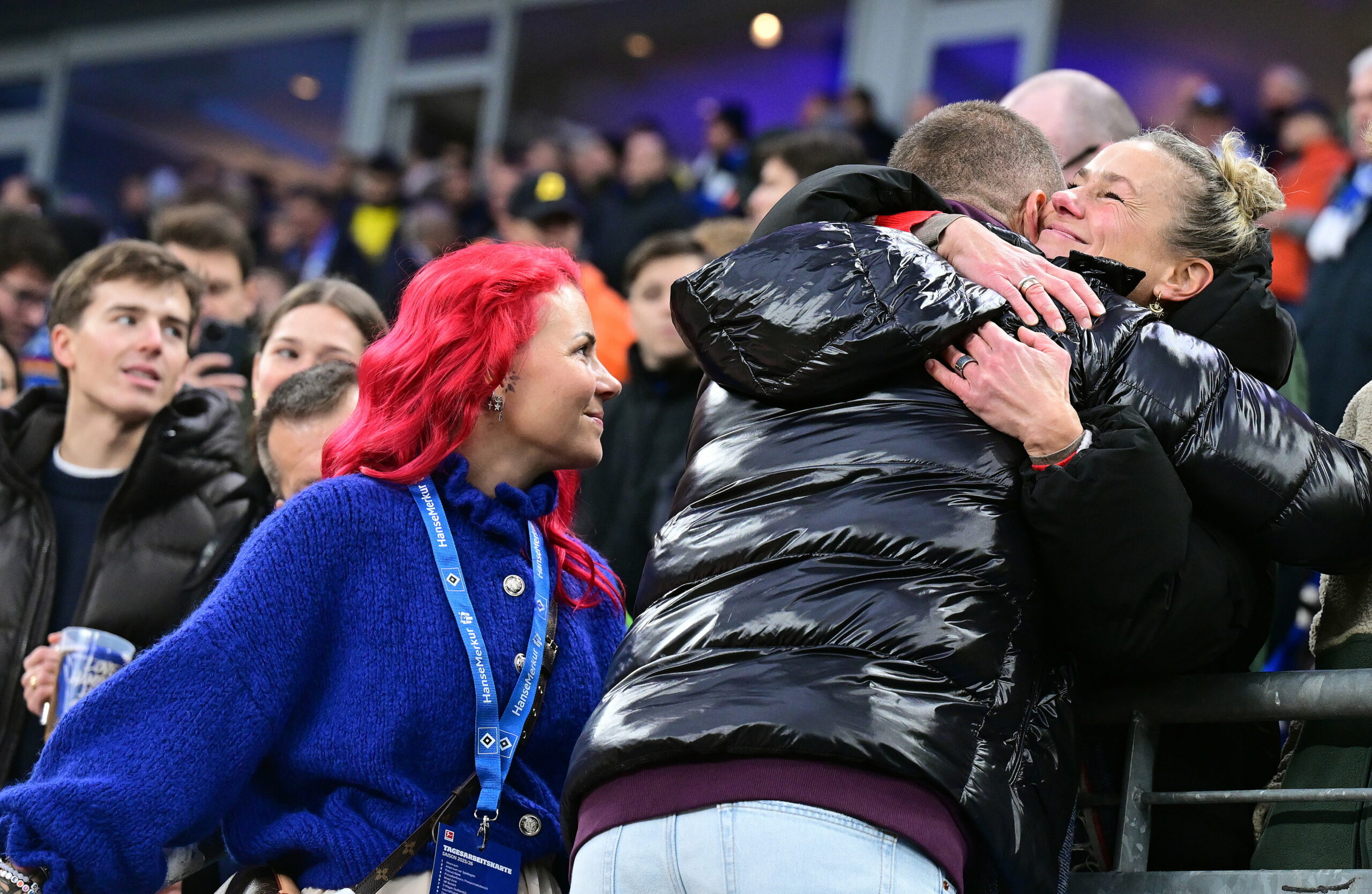 Dennis Diekmeier (umarmt hier Schauspielerin Rhea Harder-Vennewald) und Ehefrau Dana besuchten das HSV-Heimspiel gegen Borussia Dortmund.