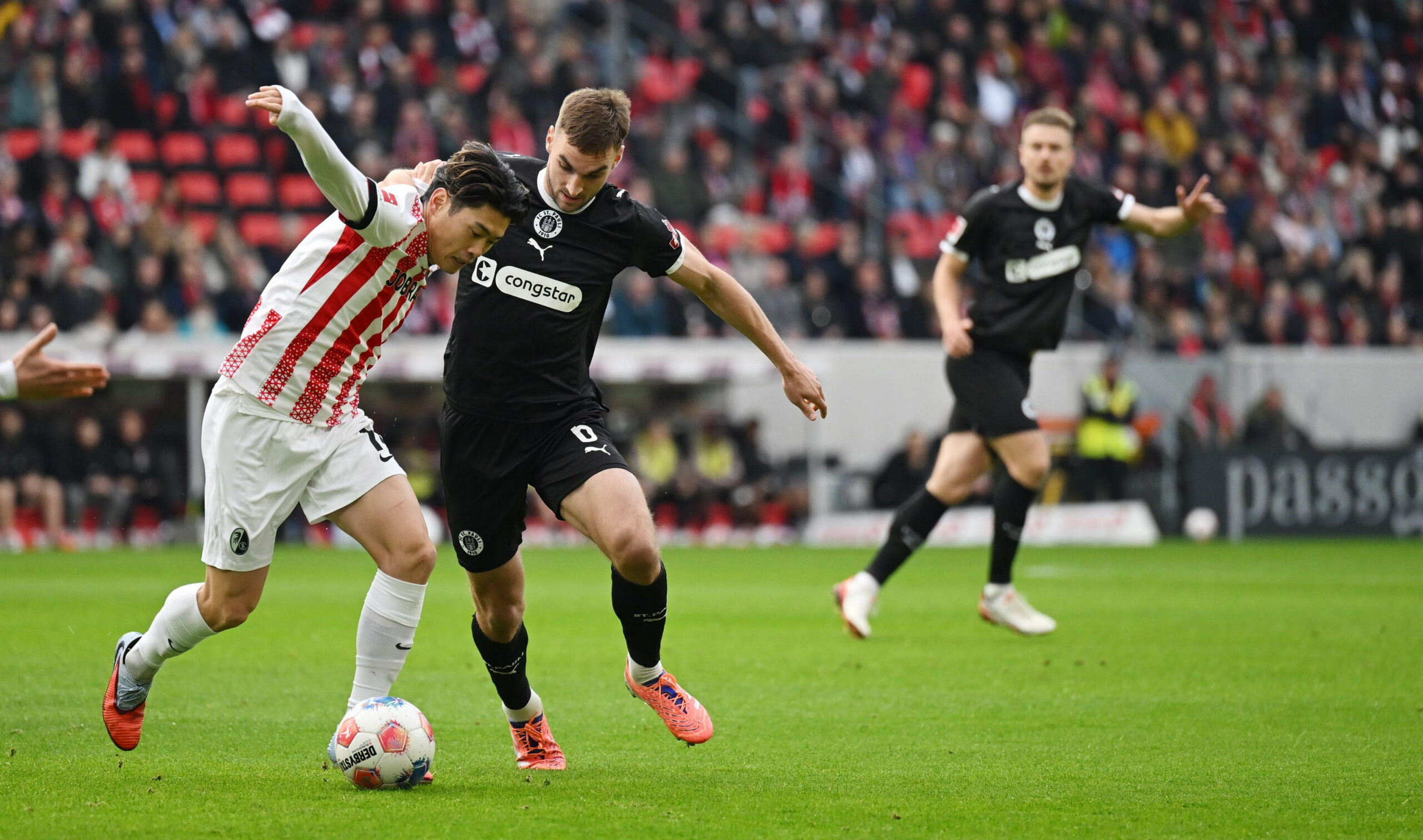 James Sands im Zweikampf mit Yuito Suzuki