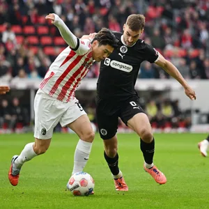 James Sands im Zweikampf mit Yuito Suzuki