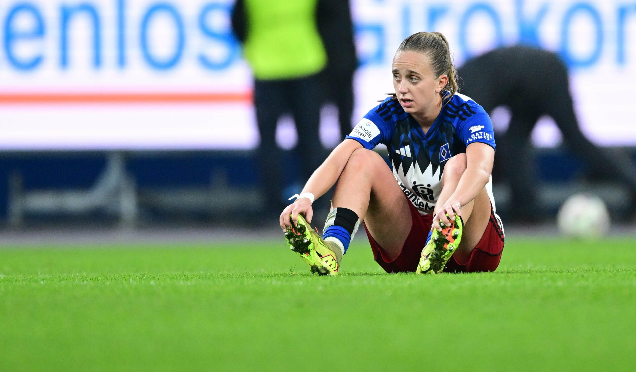 HSV-Spielerin Victoria Schulz sitzt auf dem Boden