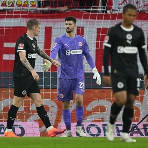 Enttäuschte Kiezkicker: Eric Smith und Nikola Vasilj sind bedient.