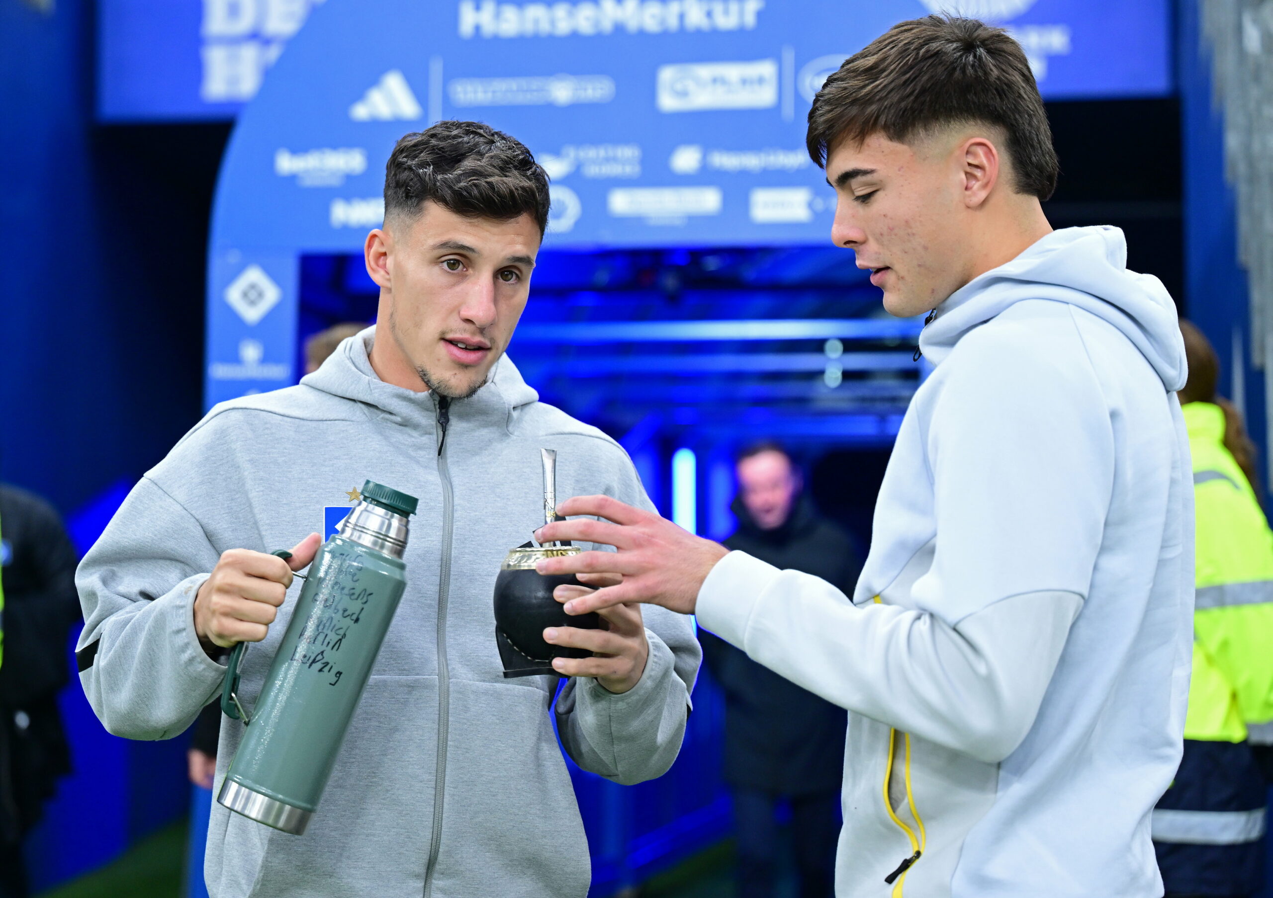 Nicolás Capaldo hält neben Aarón Anselmino eine Trinkflasche in seiner Hand