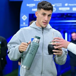 Nicolás Capaldo hält neben Aarón Anselmino eine Trinkflasche in seiner Hand
