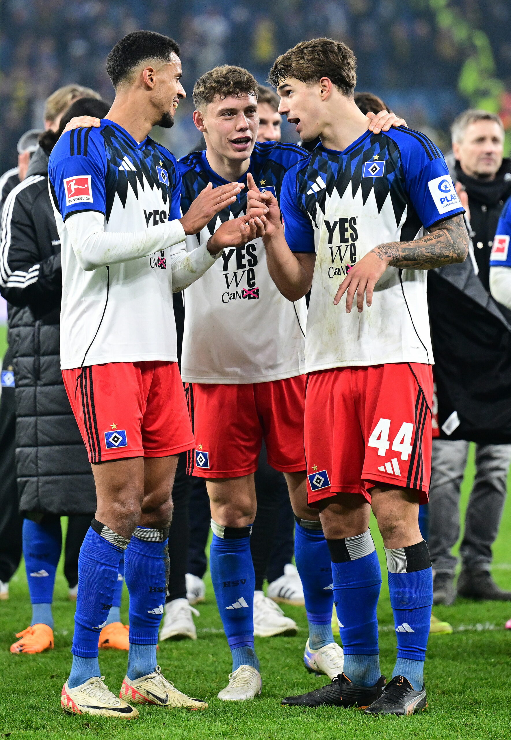 Robert Glatzel, Nicolai Remberg und Luka Vuskovic freuen sich Arm in Arm