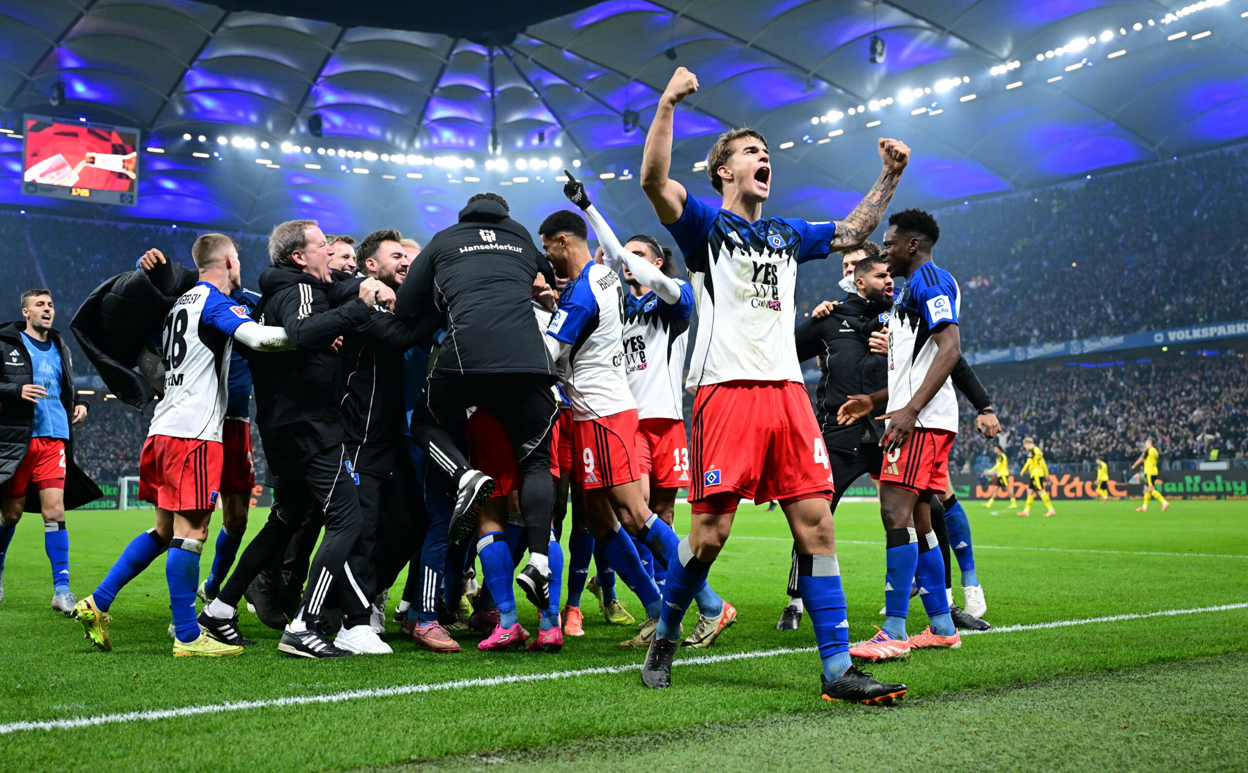 Luka Vuskovic jubelt vor der Kurve