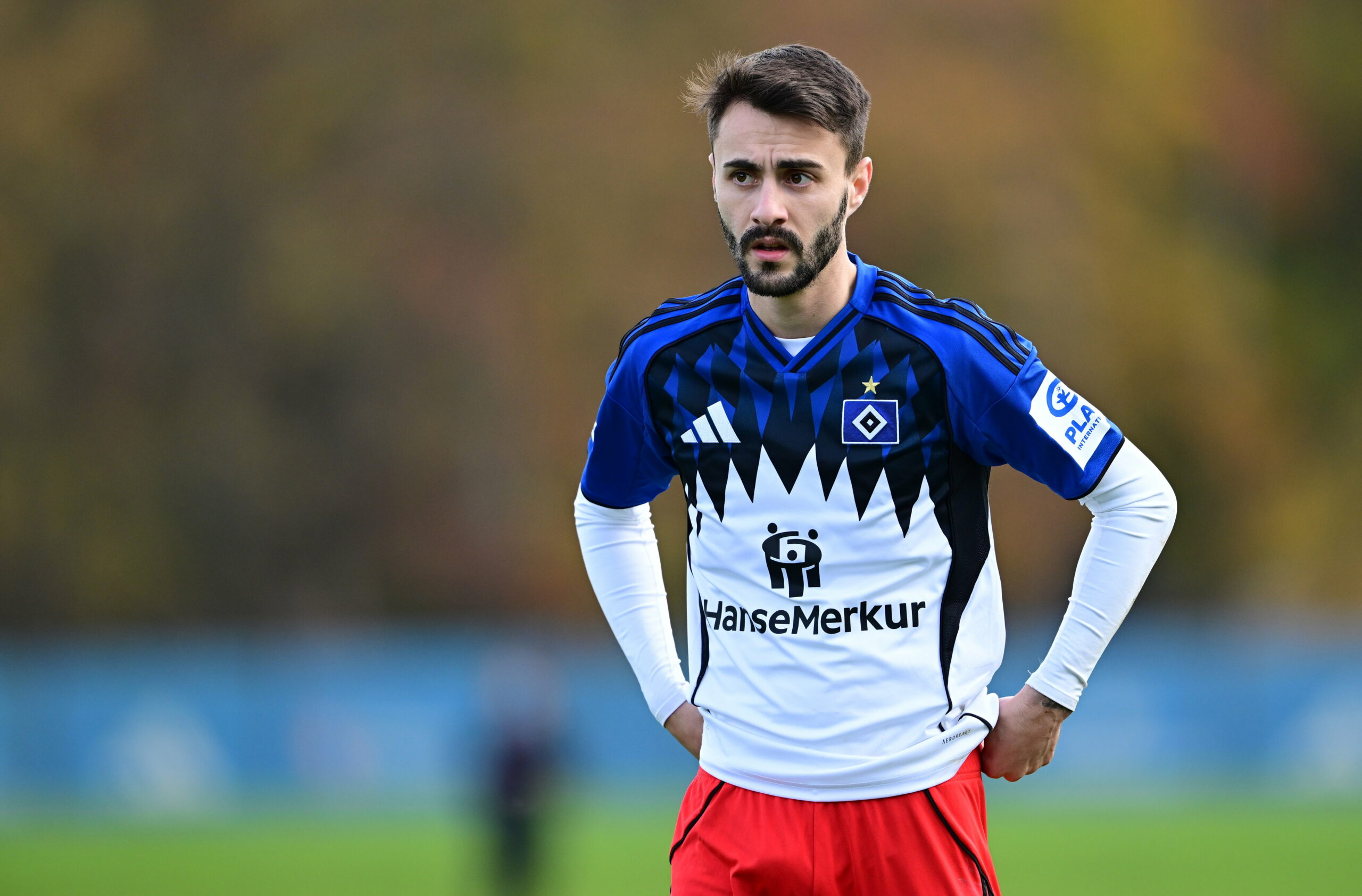 Fábio Vieira steht auf dem Platz und stemmt seine Arme in die Hüften.