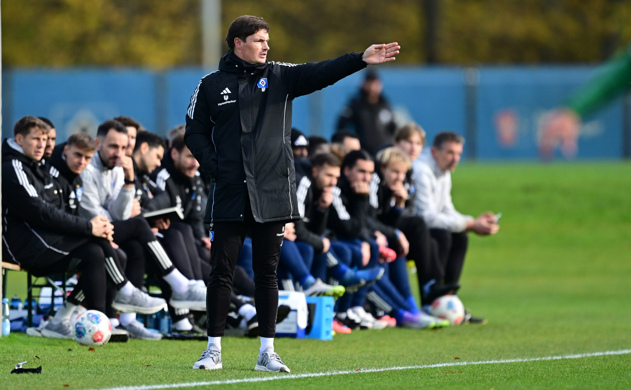 Merlin Polzin coacht im Testspiel gegen Groningen an der Seitenlinie.