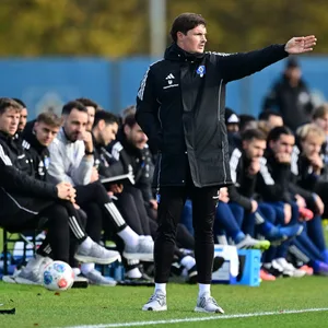 Merlin Polzin coacht im Testspiel gegen Groningen an der Seitenlinie.