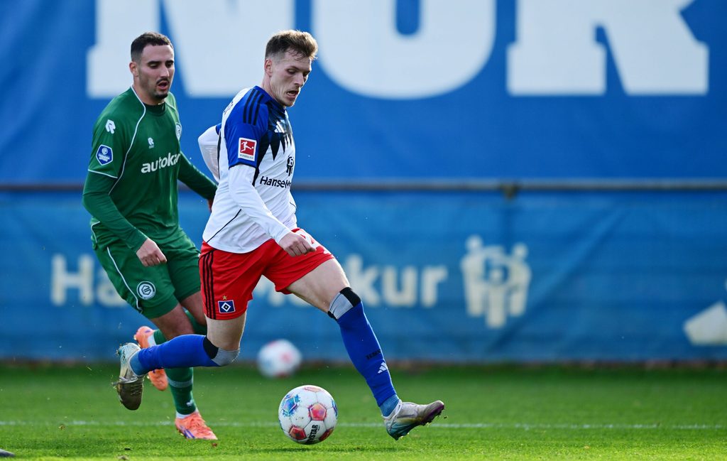 Emir Sahiti enteilt seinem Groninger Gegenspieler