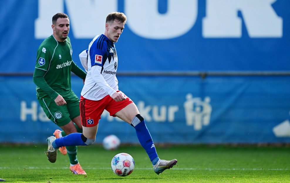 Emir Sahiti enteilt seinem Groninger Gegenspieler