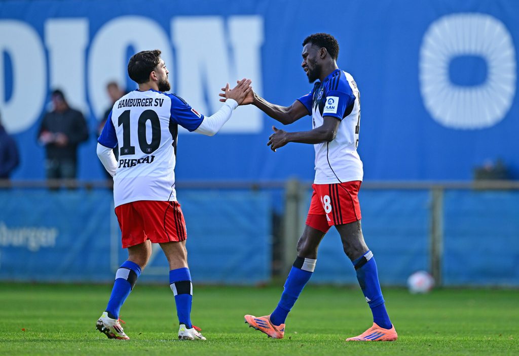 Immanuel Pherai und Bakery Jatta klatschen ab