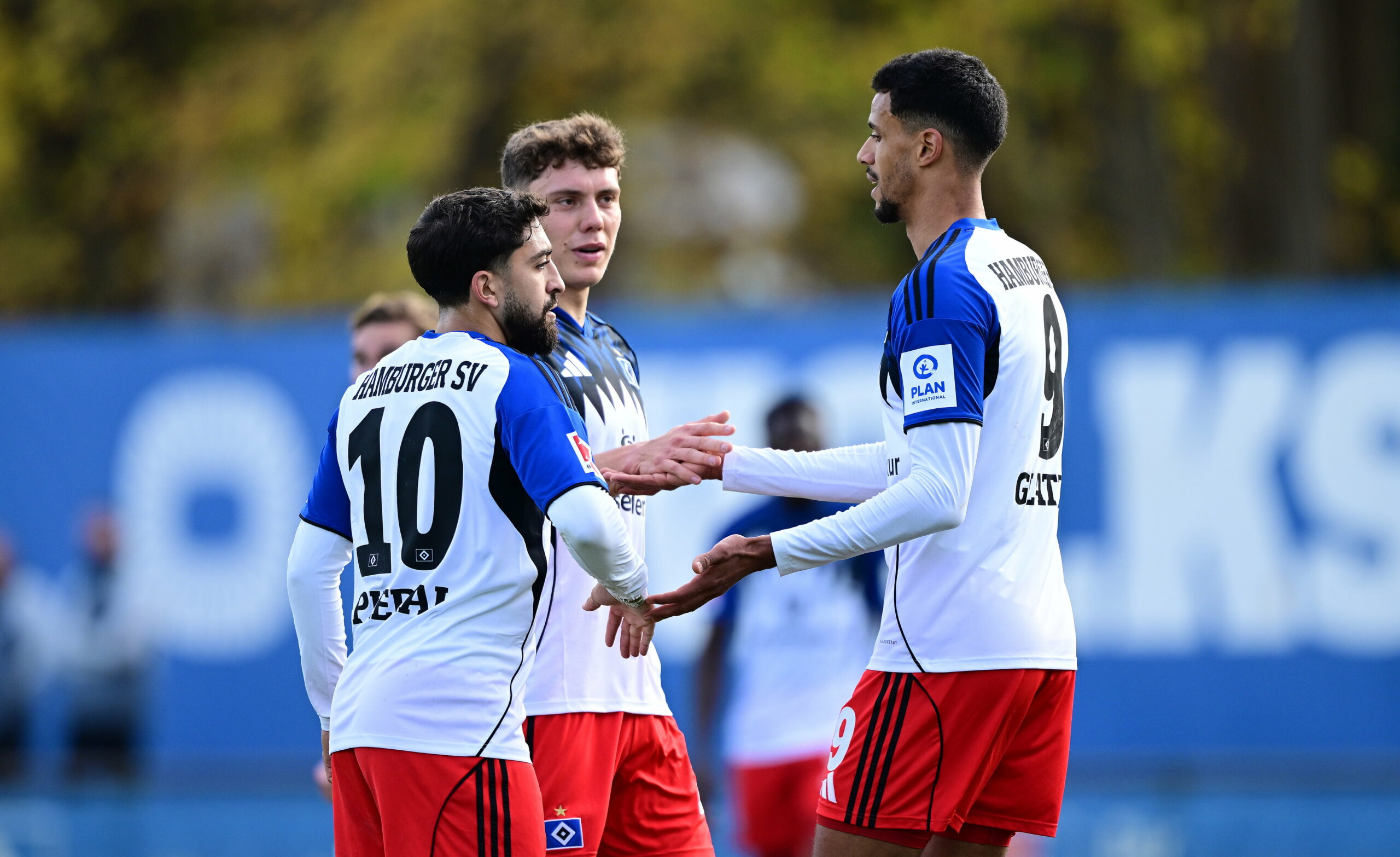 Immanuel Pherai, Nicolai Remberg und Robert Glatzel klatschen ab