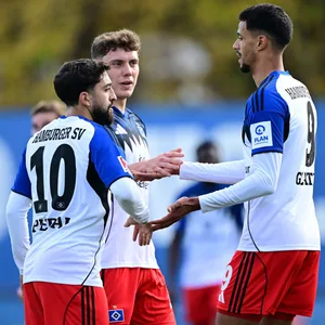 Immanuel Pherai, Nicolai Remberg und Robert Glatzel klatschen ab