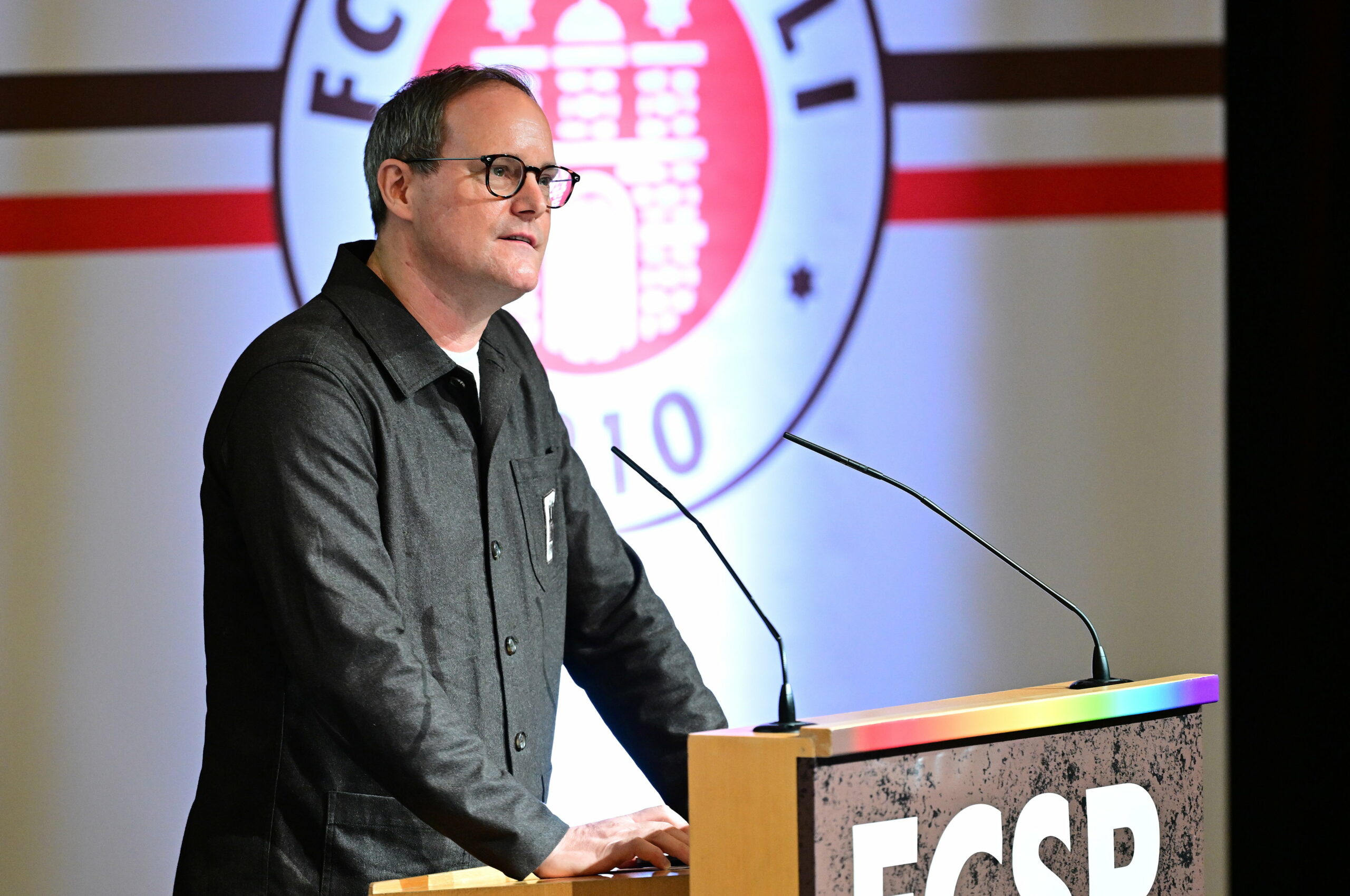 St. Pauli-Präsident Oke Göttlich bei der Mitgliederversammlung