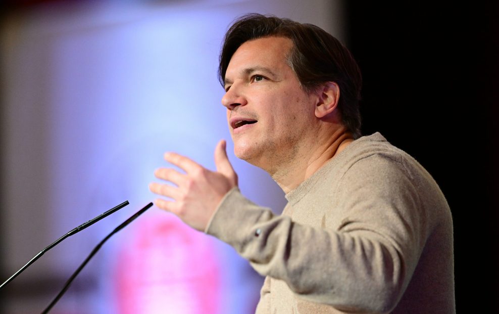 Wilken Engelbracht bei der Mitgliederversammlung des FC St. Pauli