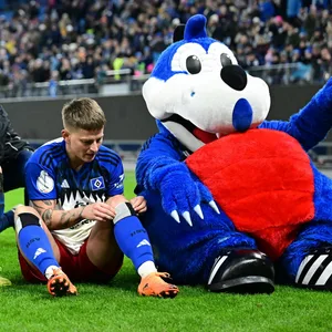 Maskottchen Dino Hermann feiert den Sieg mit den HSV-Frauen