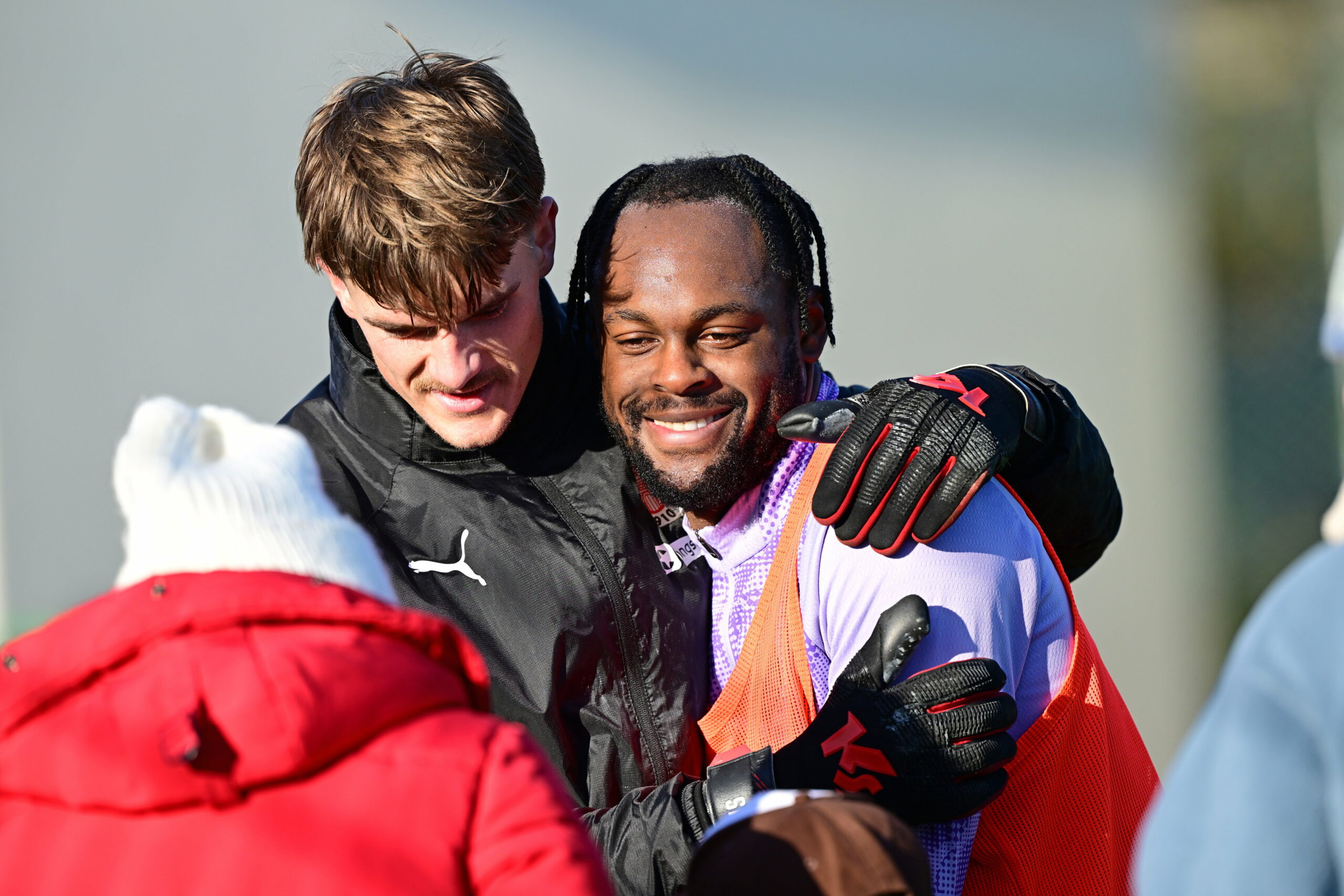 Ricky-Jade Jones wird von Simon Spari umarmt.