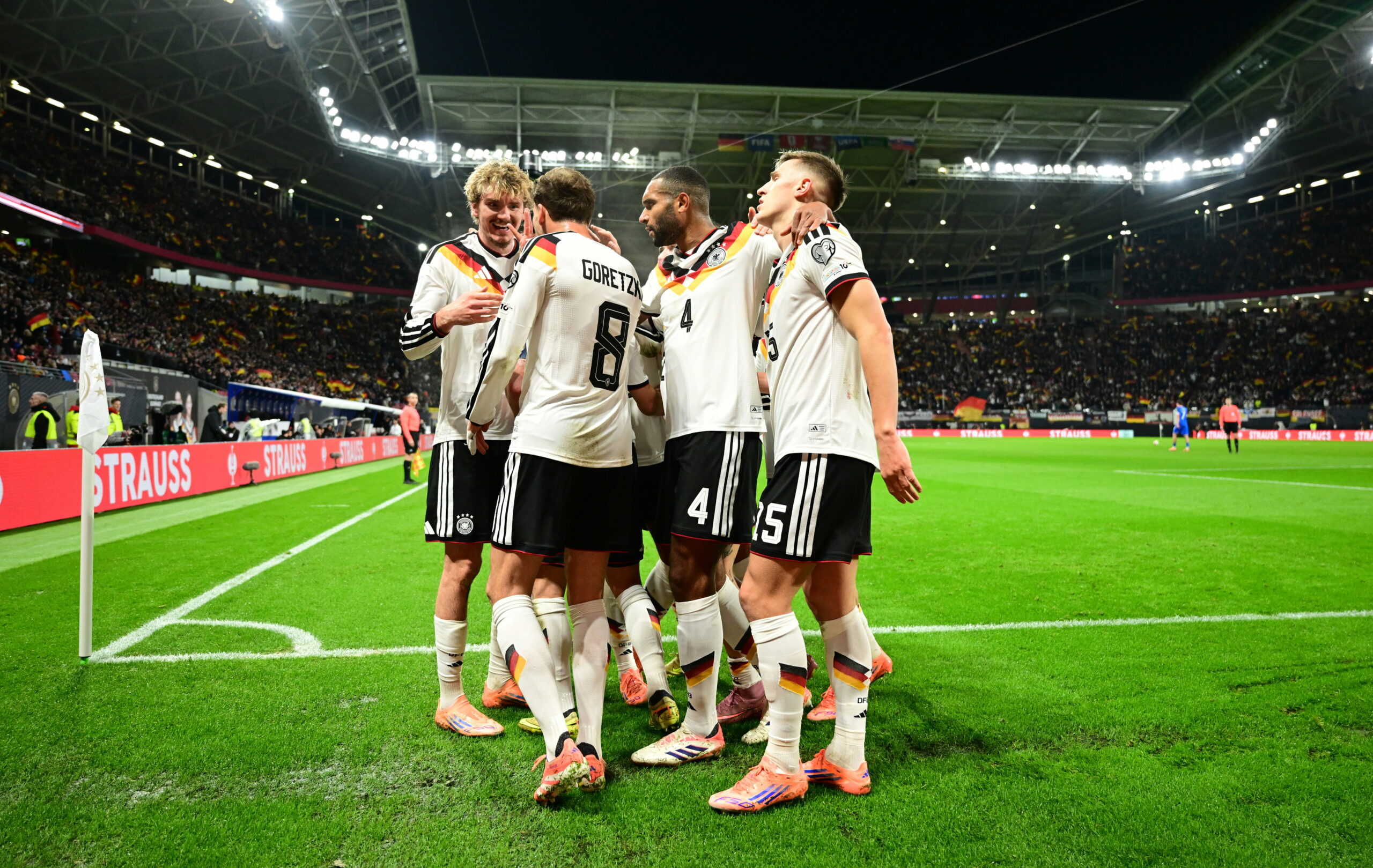 Nick Woltemade, Leon Goretzka, Jonathan Tah und Nico Schlotterbeck (v. l. n. r.) jubeln über Nick Woltemades Treffer zum 1:0, beim 6:0 Sieg gegen die Slowakei