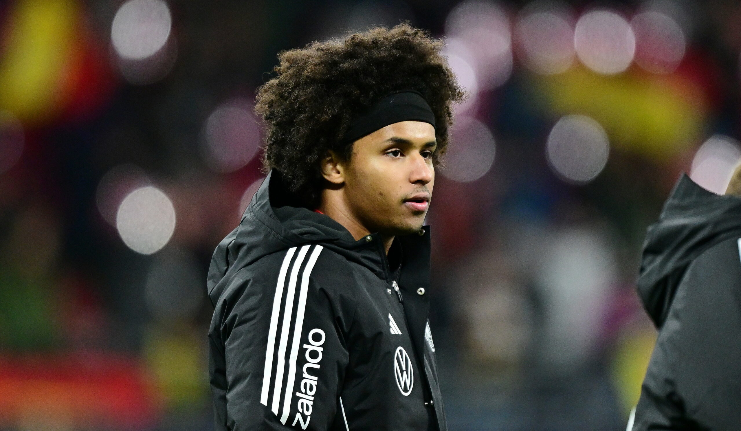 Karim Adeyemi mit warmer Jacke beim Spiel gegen die Slowakei