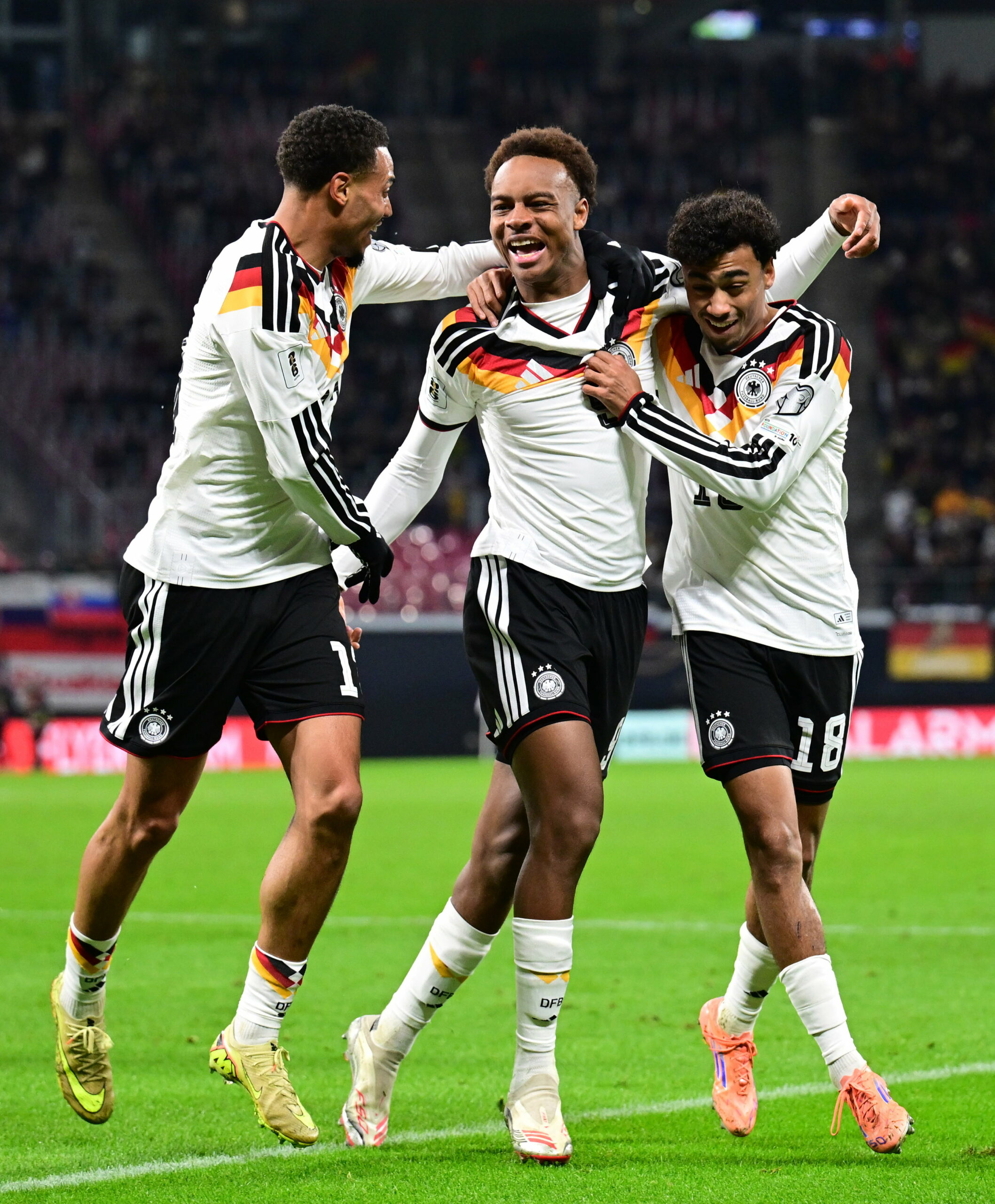 Assan Ouédraogo jubelt mit Felix Nmecha und Nathaniel Brown über sein erstes DFB-Tor.