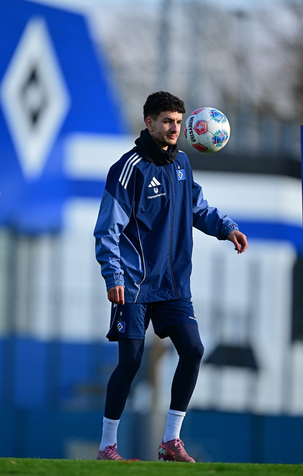 Daniel Elfadli jongliert auf dem Trainingsplatz den Ball