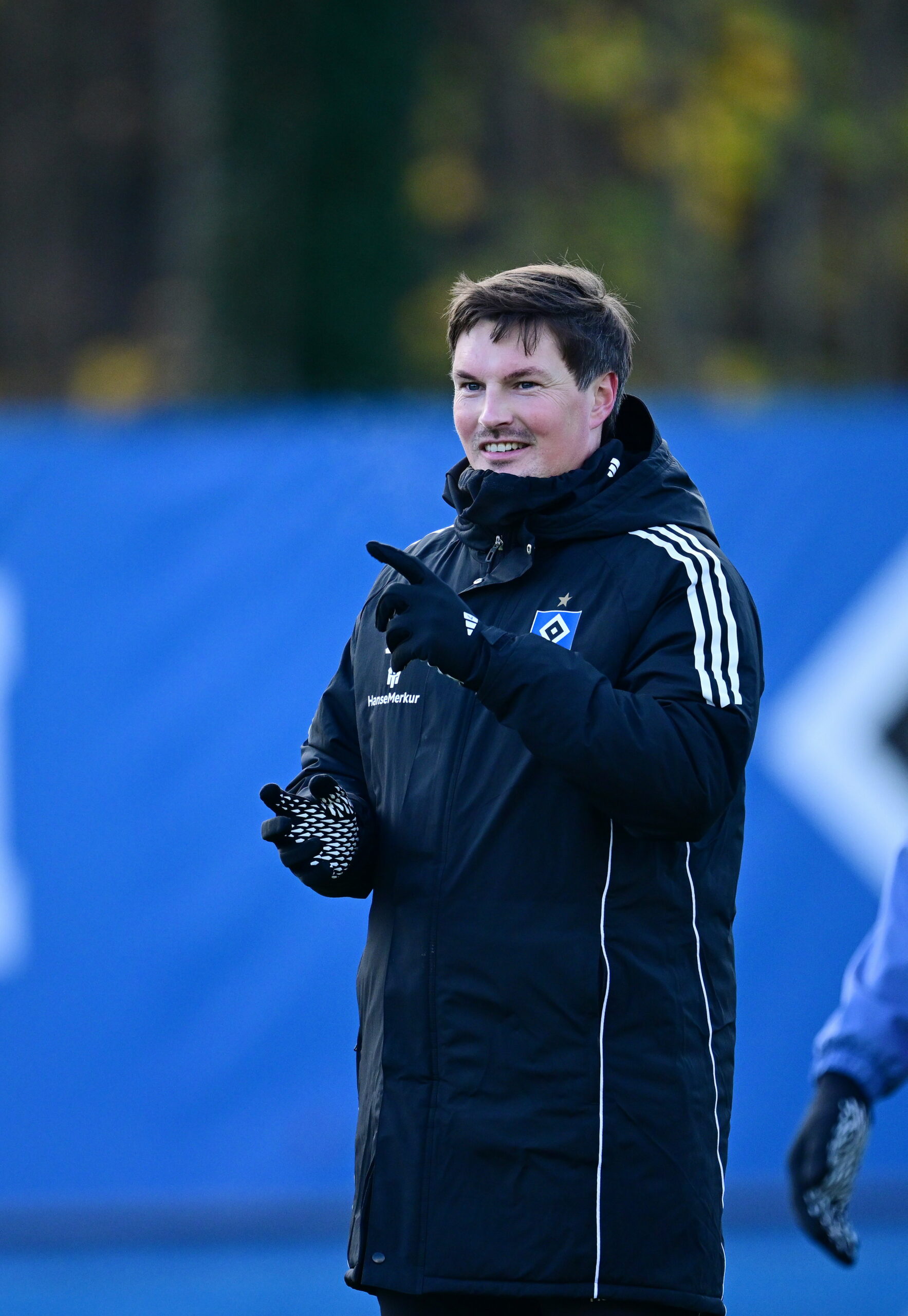 Merlin Polzin lacht auf dem Trainingsplatz