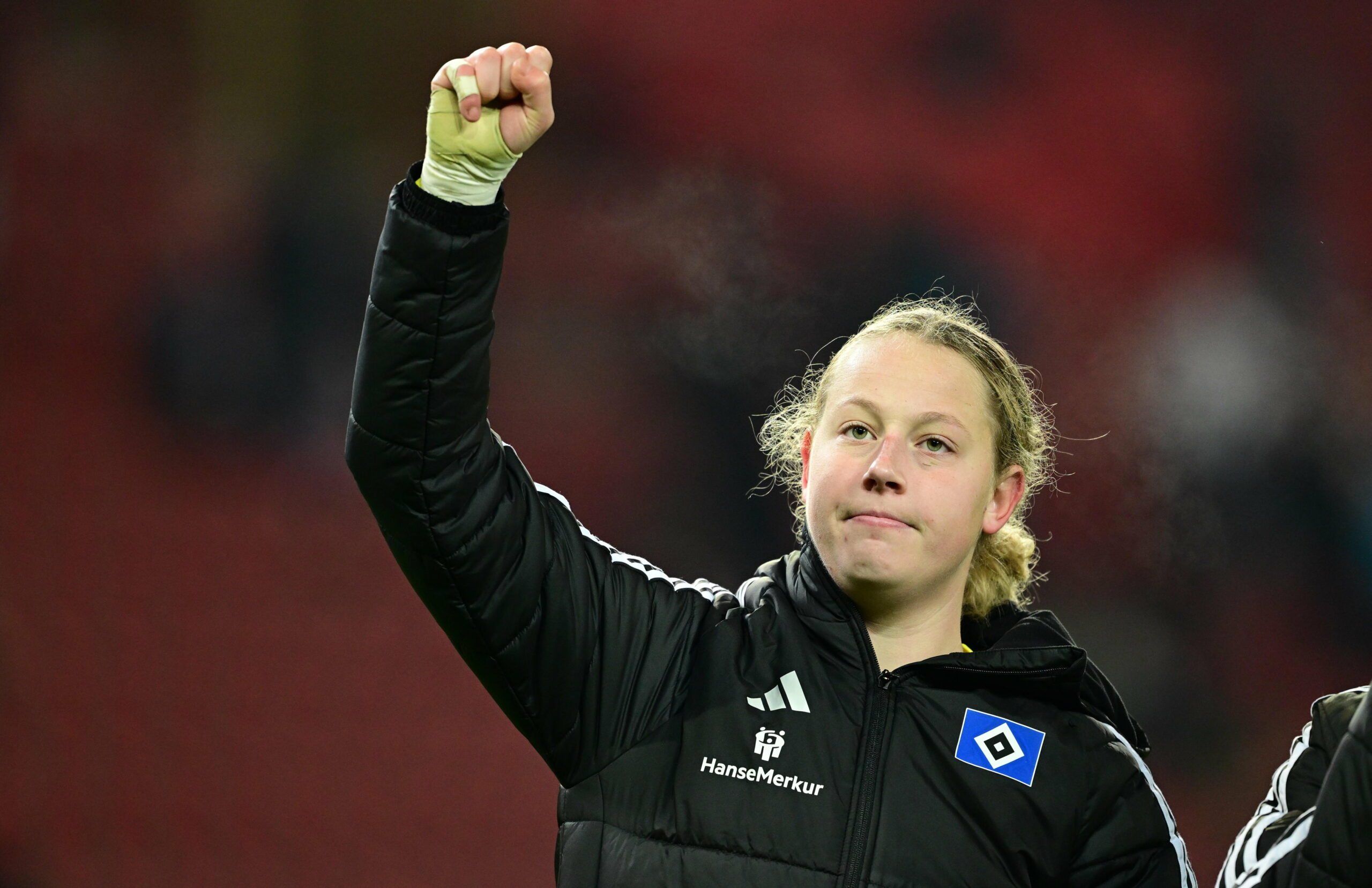 Larissa Haidner reckt die Faust