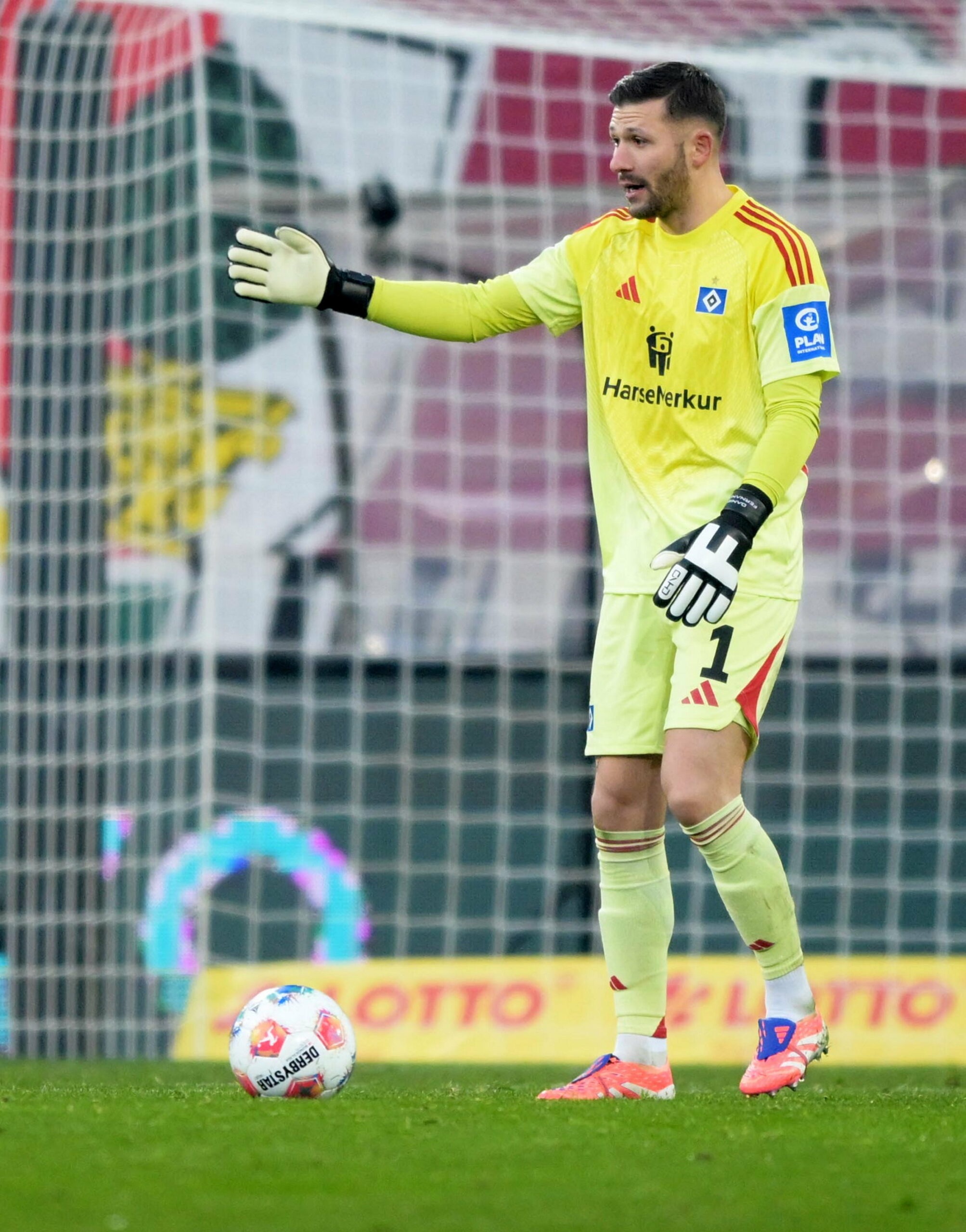 Daniel Heuer Fernandes im Spiel gegen Augsburg
