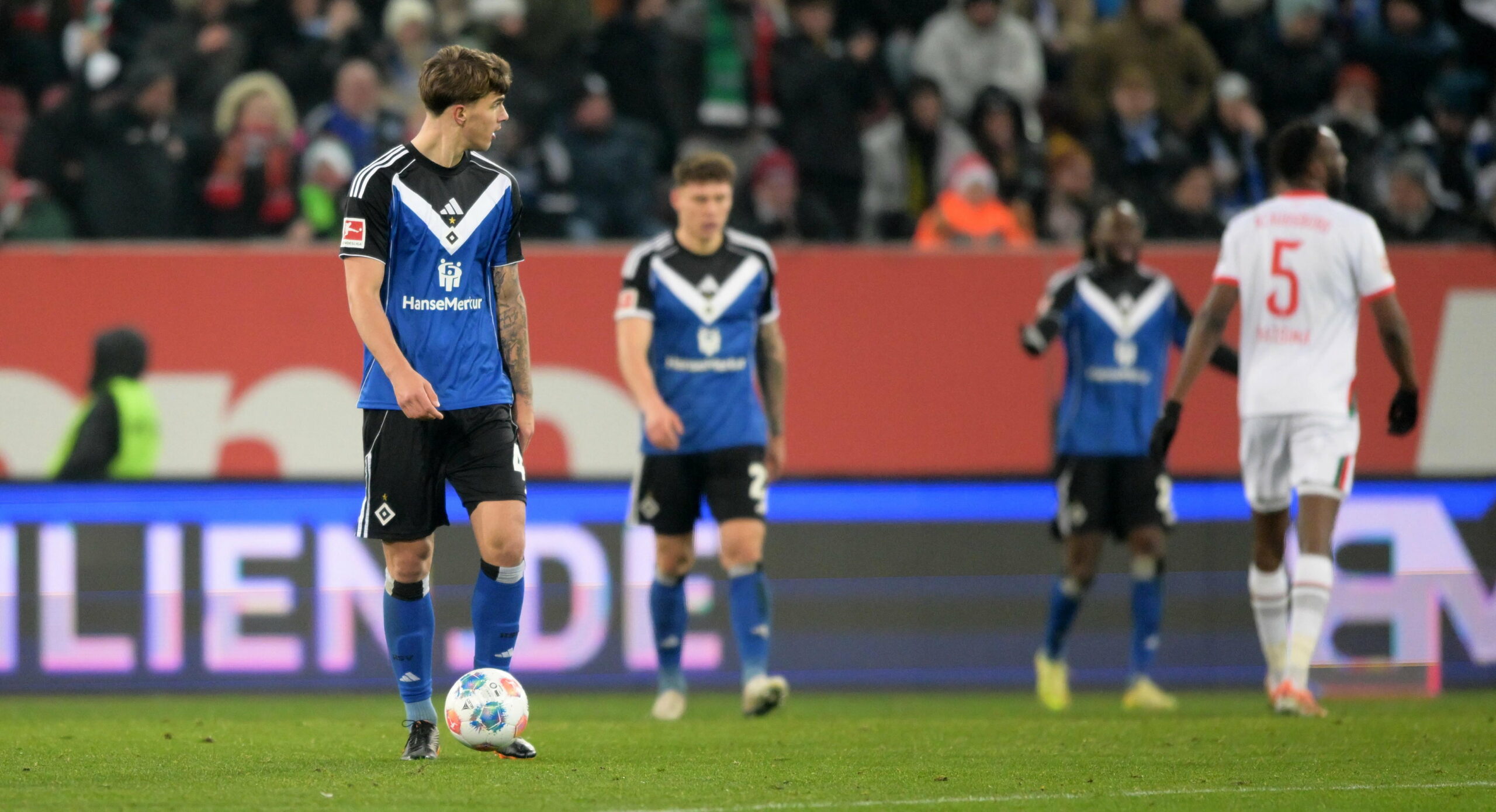 Traurige Mienen: Der HSV verpasst beim 0:1 in Augsburg einen Punktgewinn.