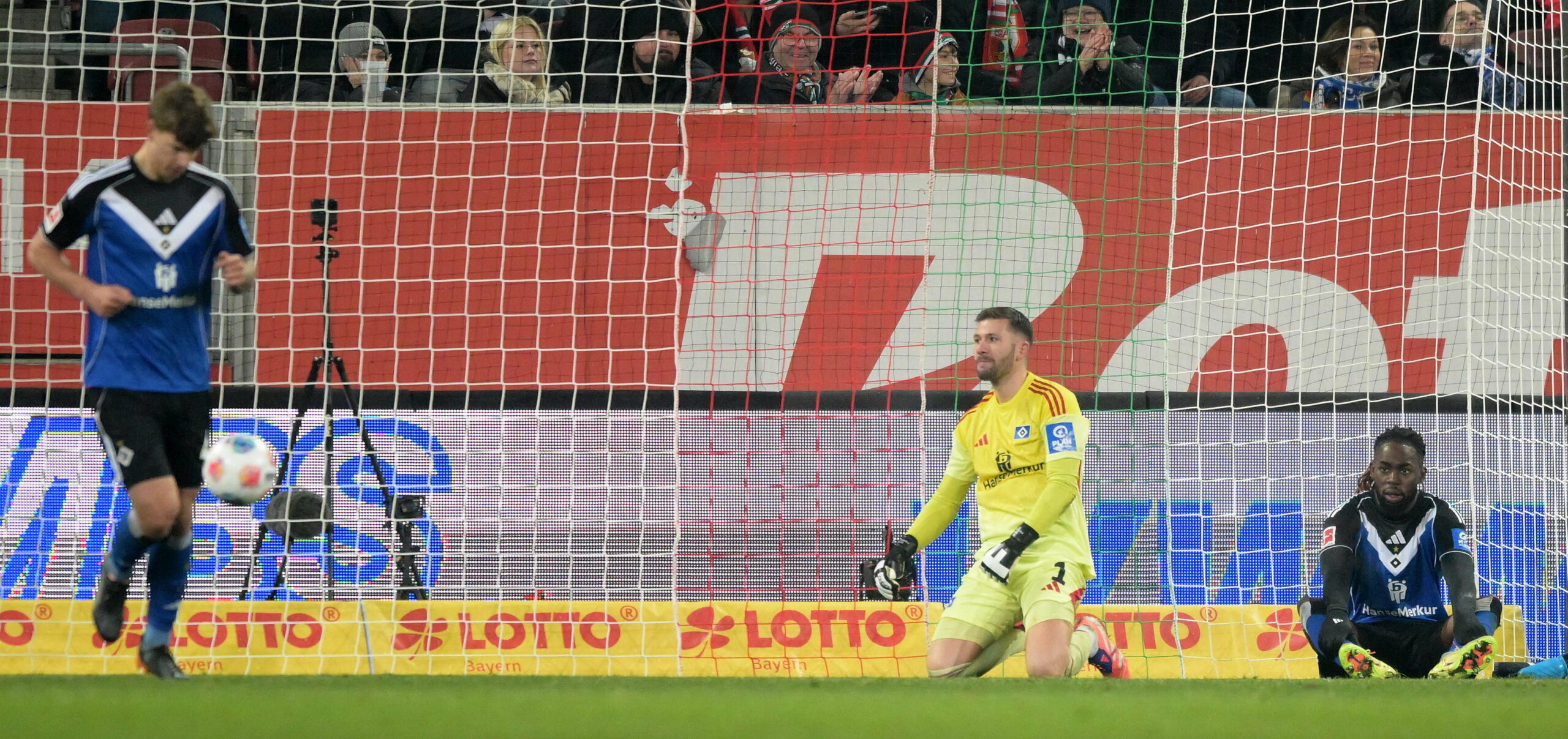 Luka Vuskovic, Daniel Heuer Fernandes und Jordan Torunarigha sind enttäuscht