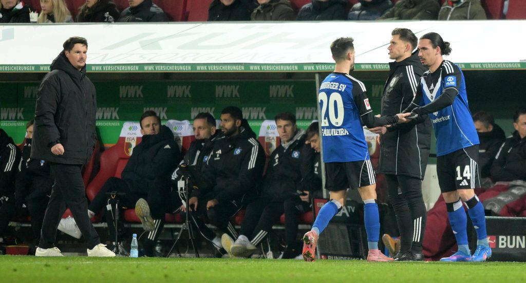 Fábio Vieira klatscht mit Rayan Philippe ab