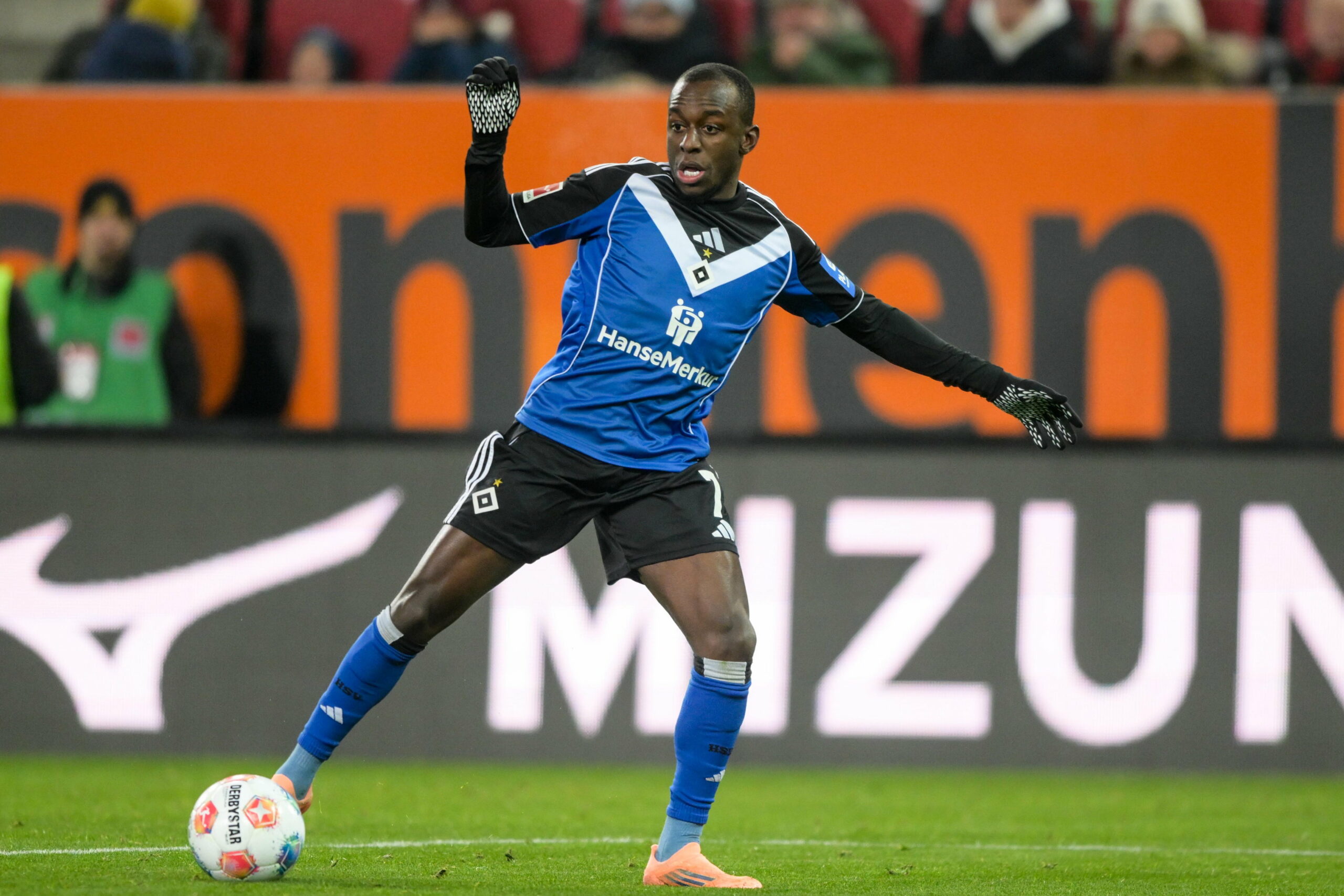 Jean-Luc Dompé dribbelt im Spiel in Augsburg